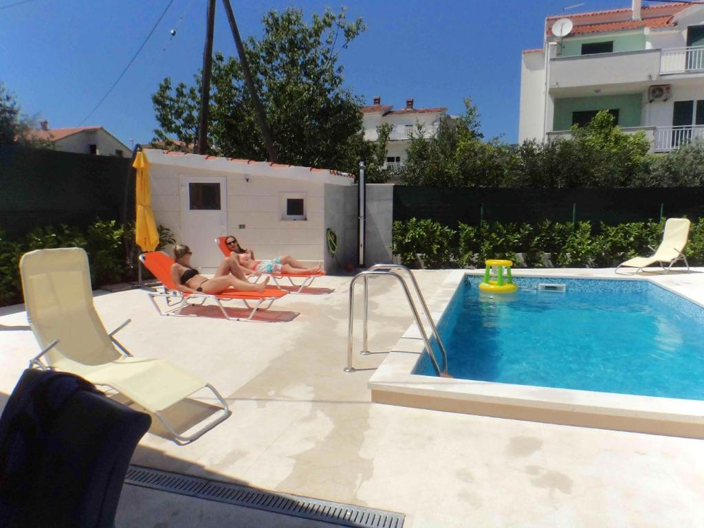 Bazén v ubytovaní Cozy apartment in Kaštel Štafilić 27 m² with shared pool alebo v jeho blízkosti