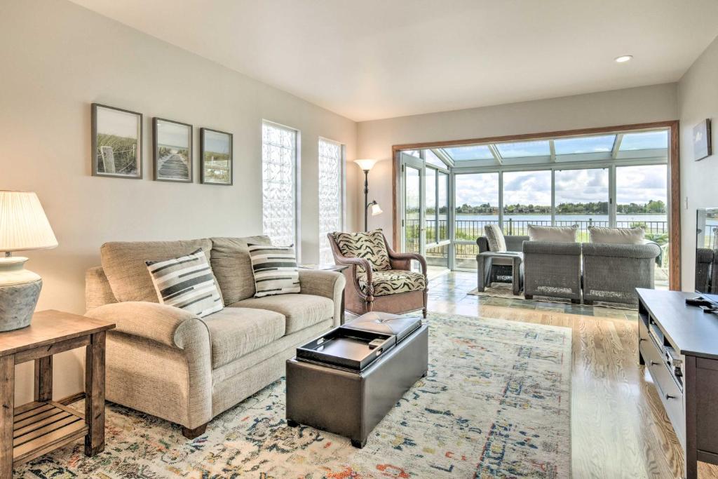 ein Wohnzimmer mit einem Sofa und einem Tisch in der Unterkunft Ideally Located San Francisco Bay Home with Sunroom! in Alameda