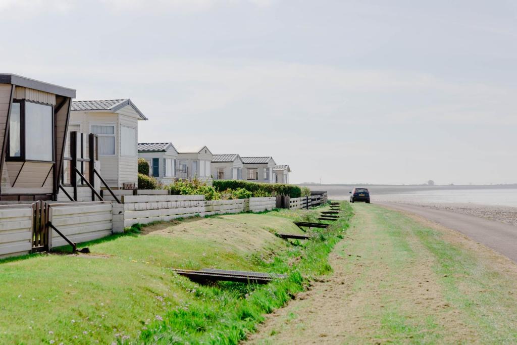 a row of houses on the side of a road at Noordkop vakanties in Westerland