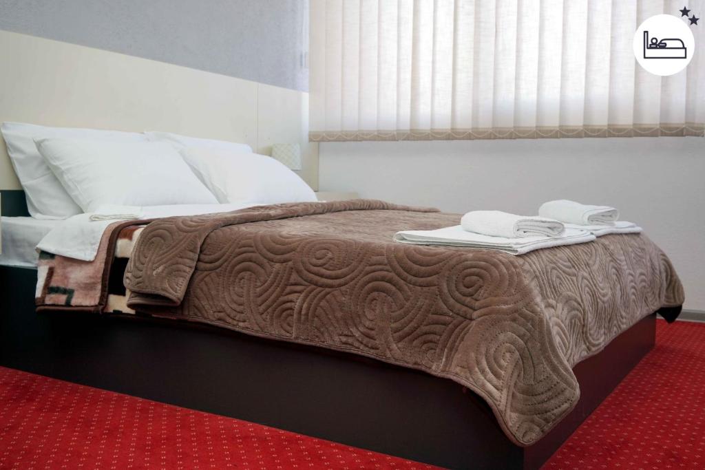 Postel nebo postele na pokoji v ubytování Rooms S&S Milicevic u strogom centru Aleksandrovca