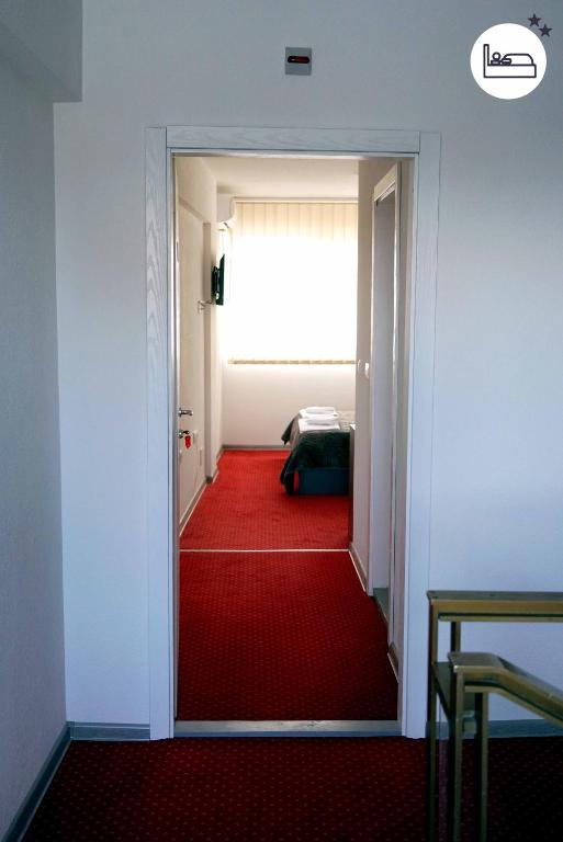 Postel nebo postele na pokoji v ubytování Rooms S&S Milicevic u strogom centru Aleksandrovca