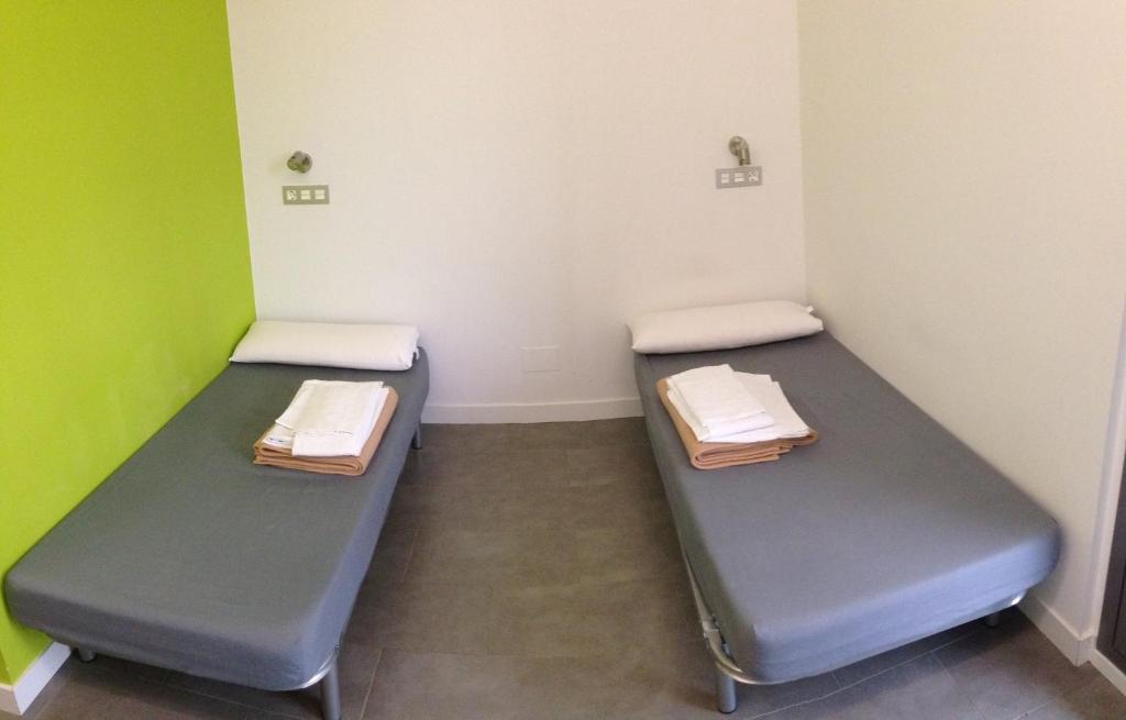 Cama o camas de una habitación en UBA Hostel