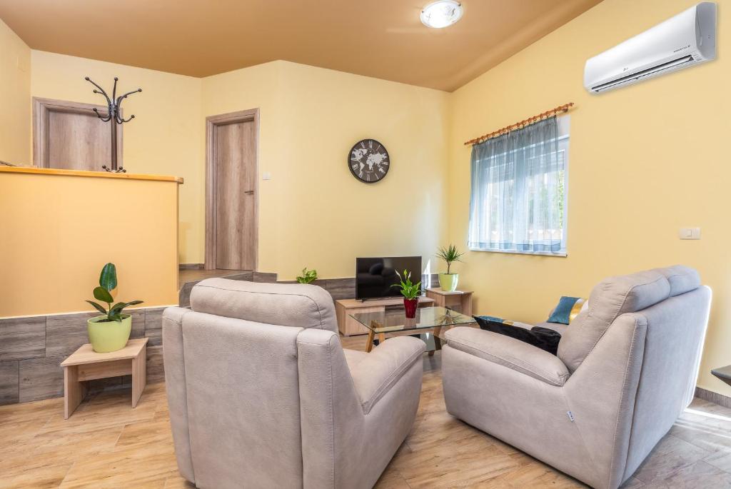 TV a/nebo společenská místnost v ubytování Apartmani Monte