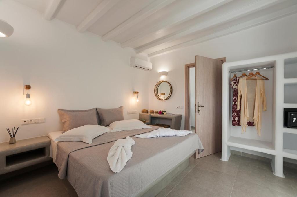 Postel nebo postele na pokoji v ubytování Anemones Studios & Suites - Onar Hotels Collection