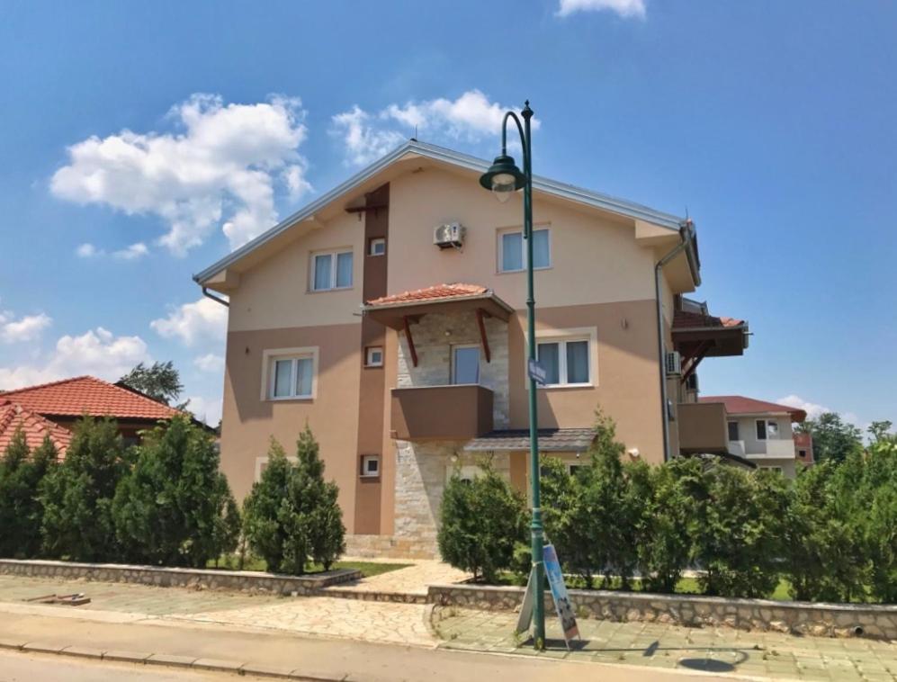 une maison avec un éclairage de rue devant elle dans l'établissement Apartmani Novak - Srebrno jezero, à Veliko Gradište