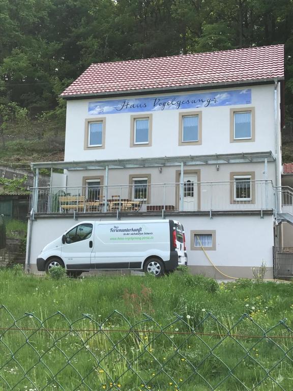 una furgoneta blanca estacionada frente a una casa blanca en Haus Vogelgesang Pirna en Pirna