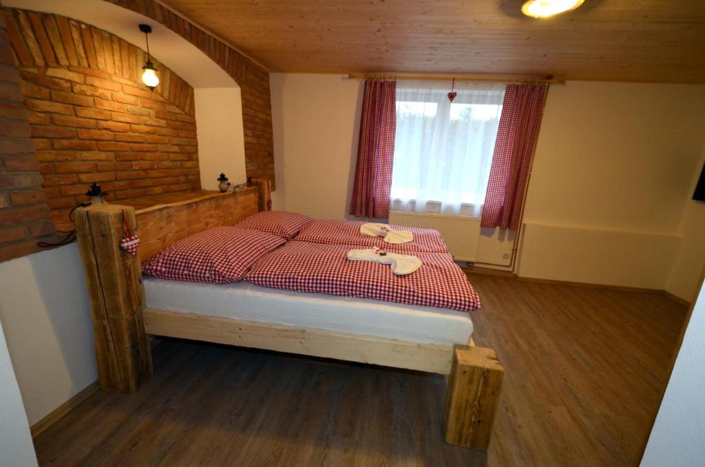 Postel nebo postele na pokoji v ubytování Penzion U Lípy