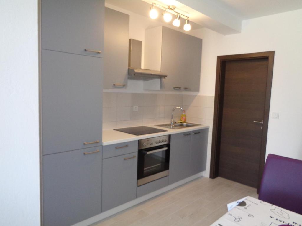 Kuchyň nebo kuchyňský kout v ubytování Apartments Marina