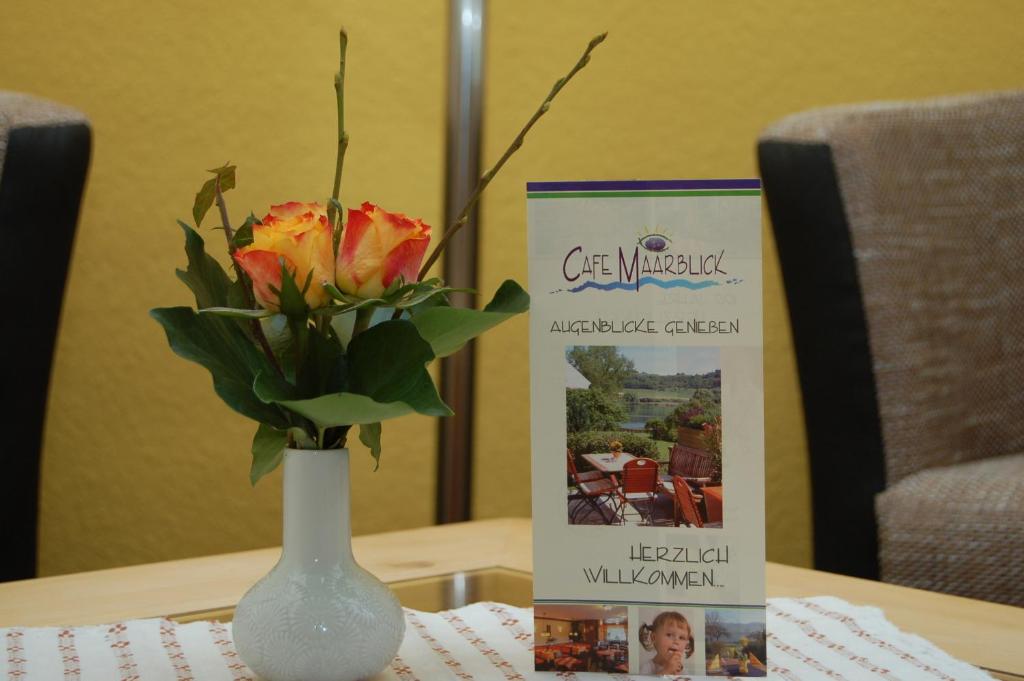 Fotografie z fotogalerie ubytování Hotel-Ferienwohnungen Cafe Maarblick v destinaci Schalkenmehren
