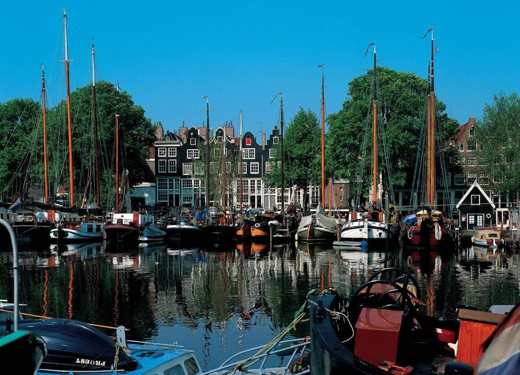 Hotel Realeneiland Bed & Breakfast, a bunch of boats are docked in a harbor at Realeneiland Bed & Breakfast in Amsterdam