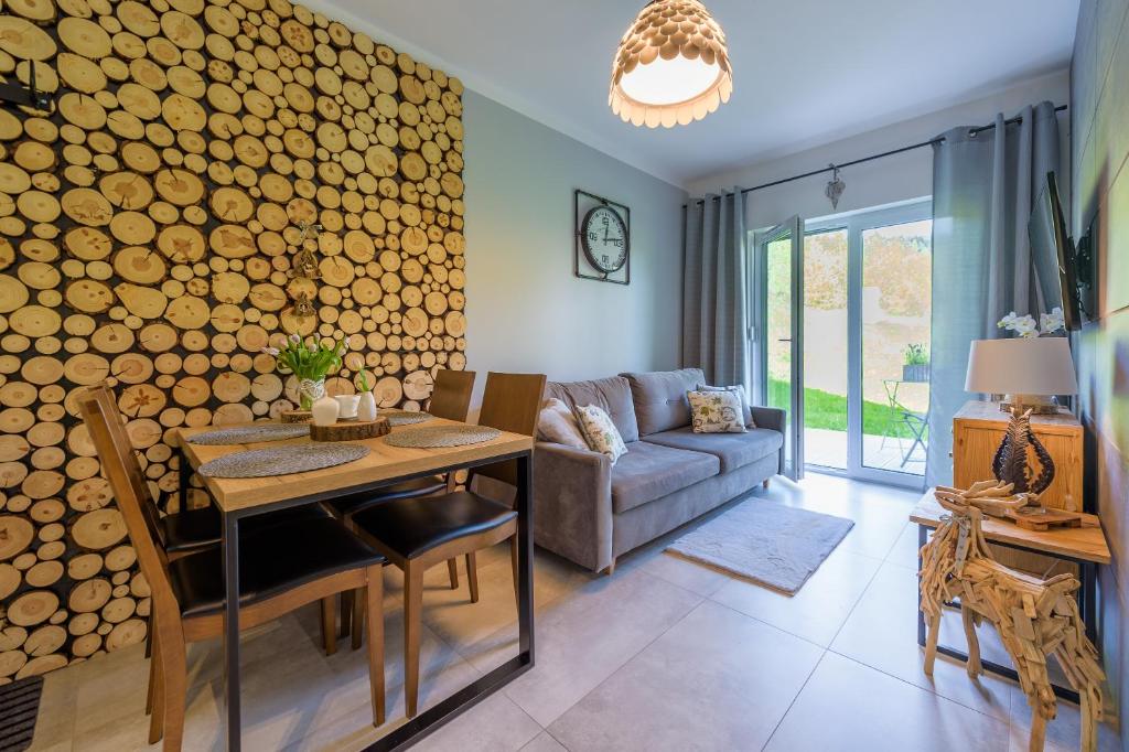 Posedenie v ubytovaní Apartament Leśniczówka - 5D Apartamenty