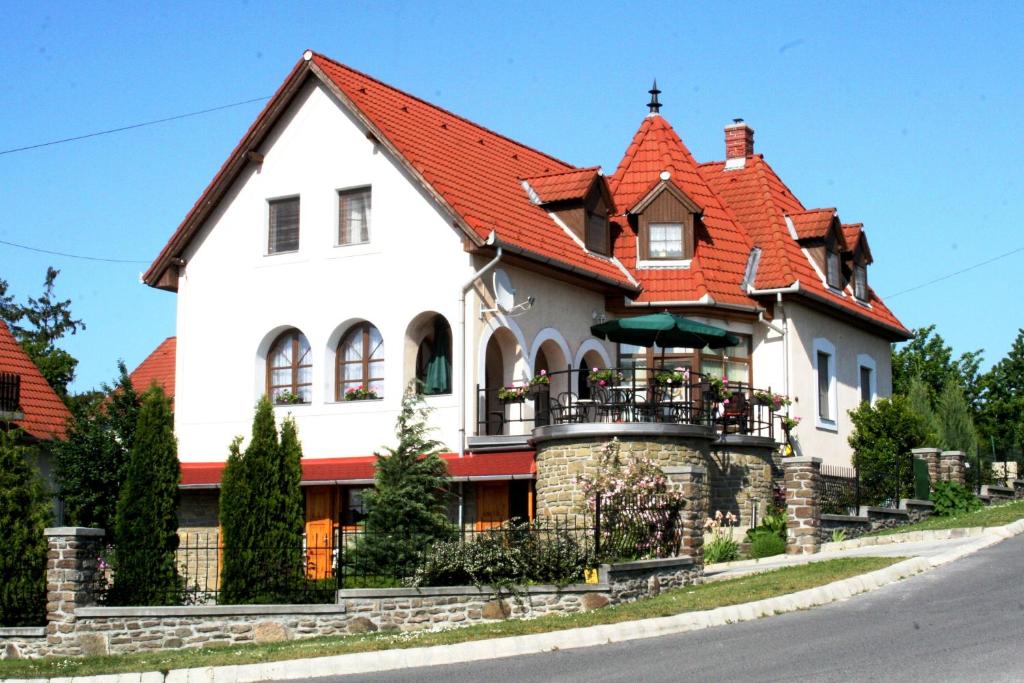 una casa blanca con techo naranja en Anna vendégház, en Tihany