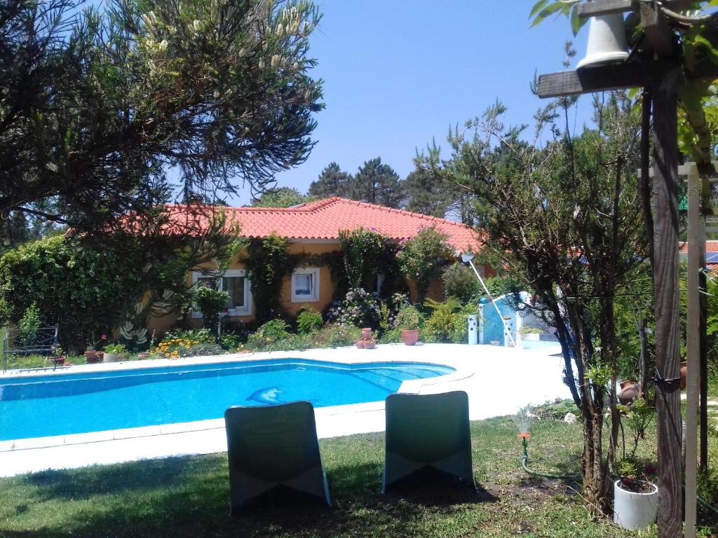 ナザレにあるStudio with shared pool furnished garden and wifi at Nazare 7 km away from the beachの庭にスイミングプールがある家