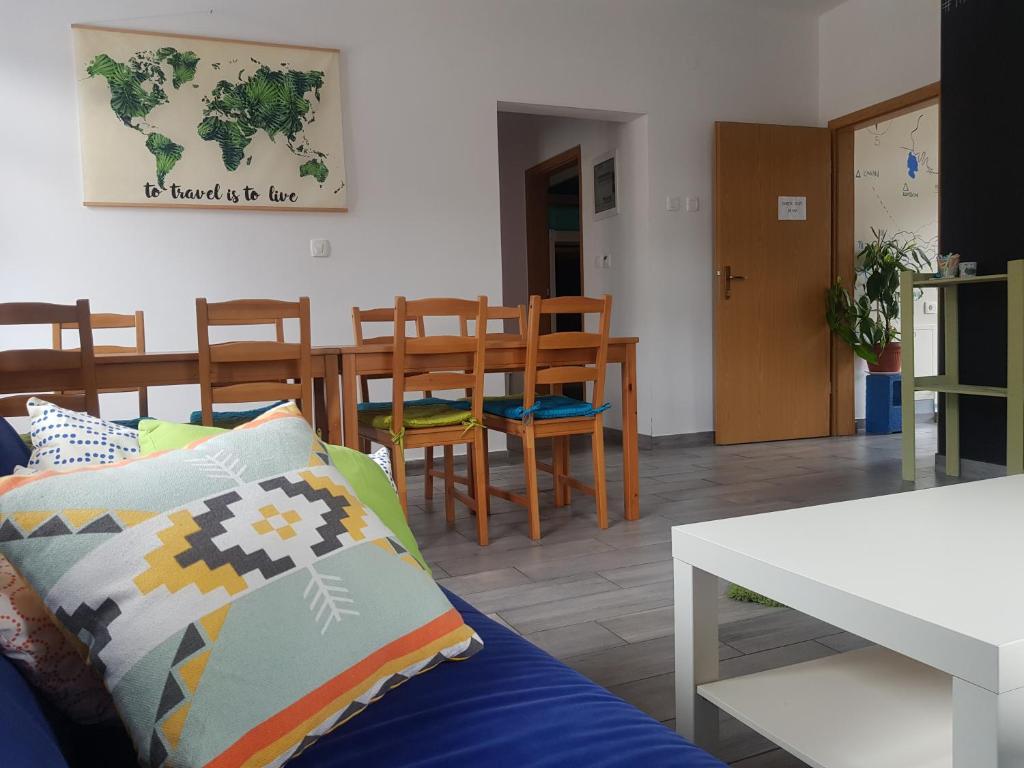 Area soggiorno di Thirsty River Rooms