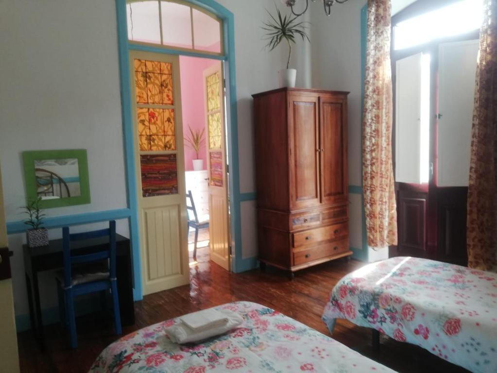 1 dormitorio con 1 cama, vestidor y escritorio en Apartamento Patricia en Hermigua
