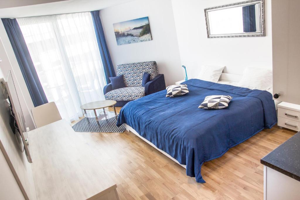 Posteľ alebo postele v izbe v ubytovaní AL-DOM Apartament Seaside z bocznym widokiem na morze i miejscem w hali garażowej