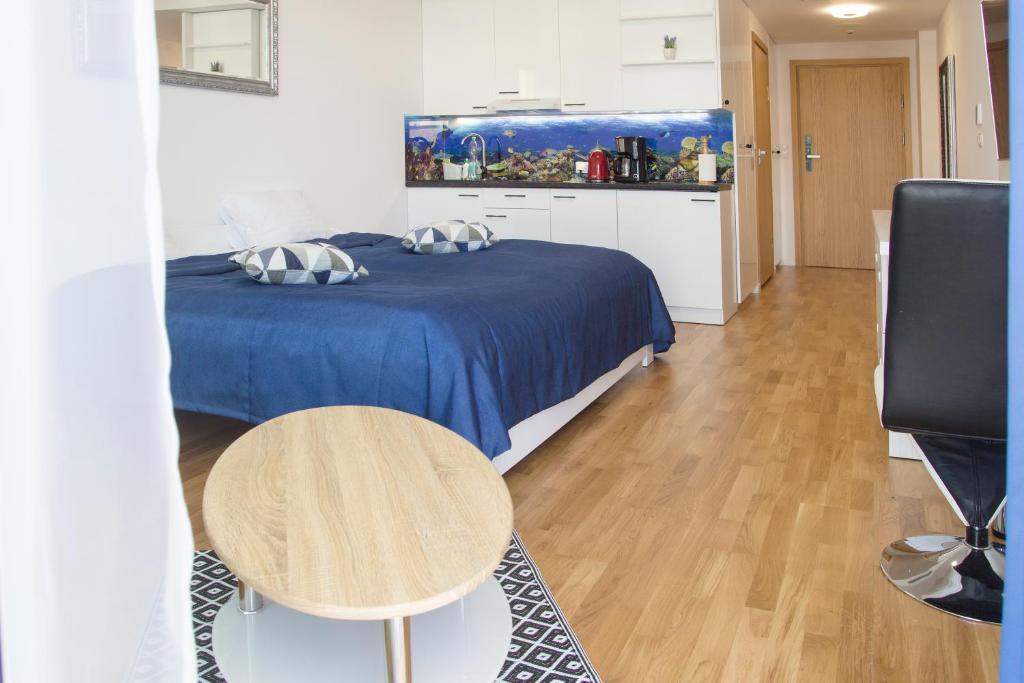 Posteľ alebo postele v izbe v ubytovaní AL-DOM Apartament Seaside z bocznym widokiem na morze i miejscem w hali garażowej