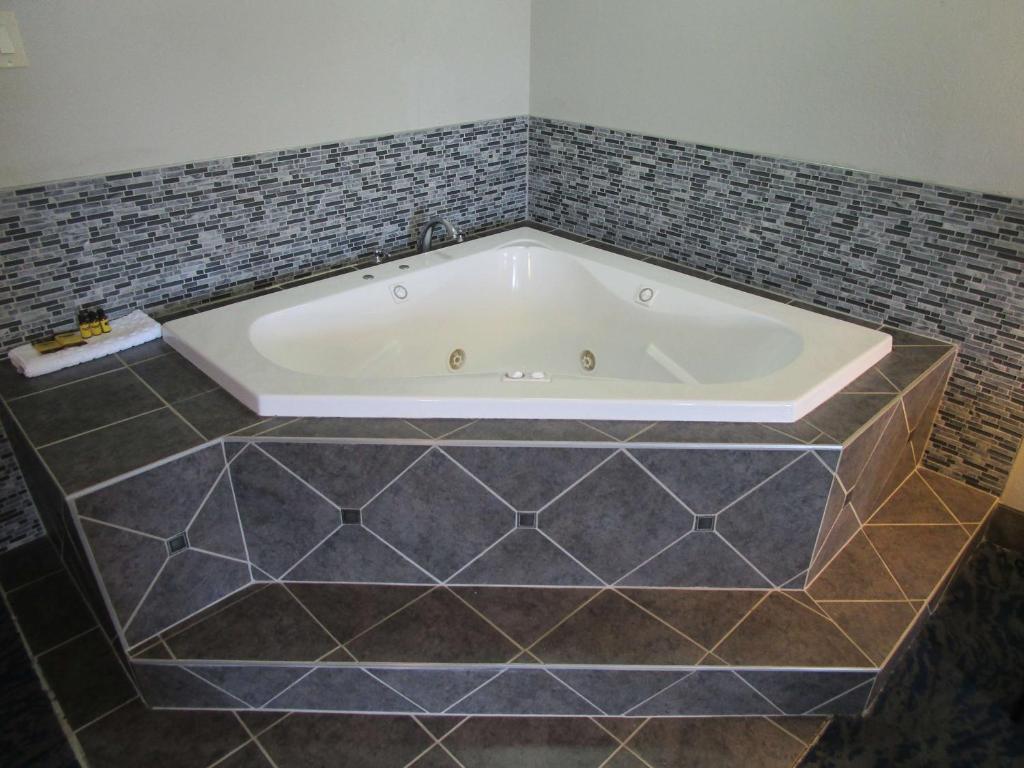 Best Western Plus Bloomington East - King Suite Met Spa -bad - Niet Roken