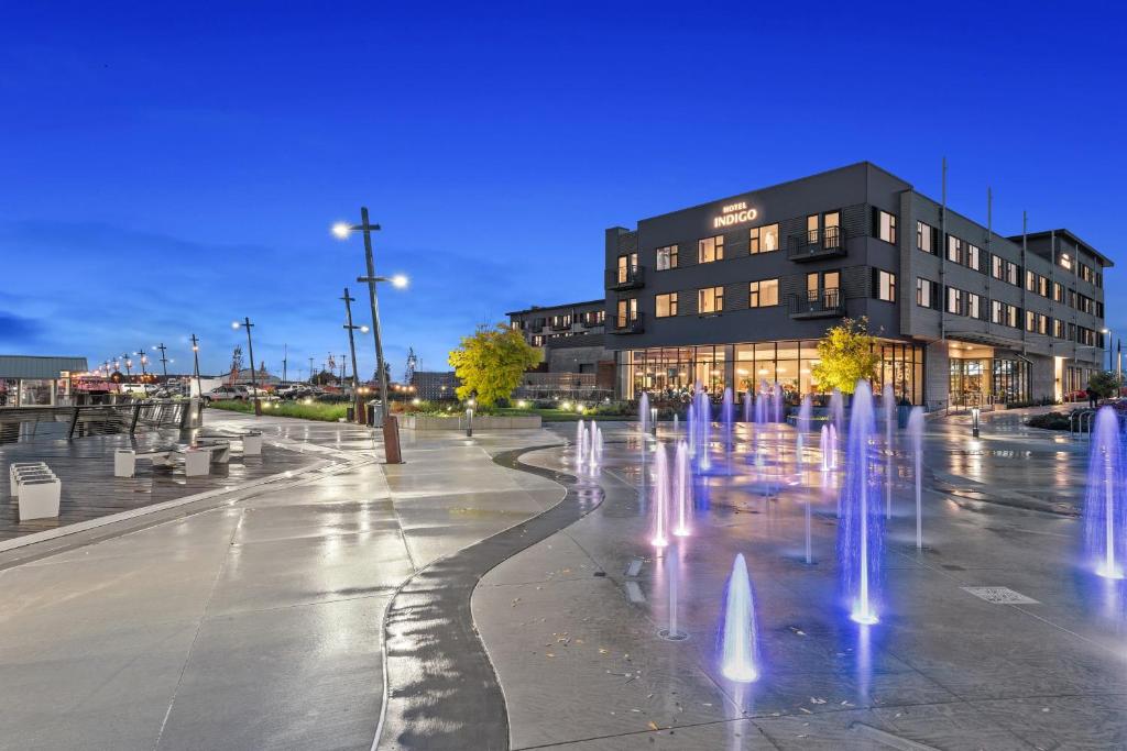 una fontana di fronte a un edificio di Hotel Indigo Seattle Everett Waterfront Place, an IHG Hotel a Everett