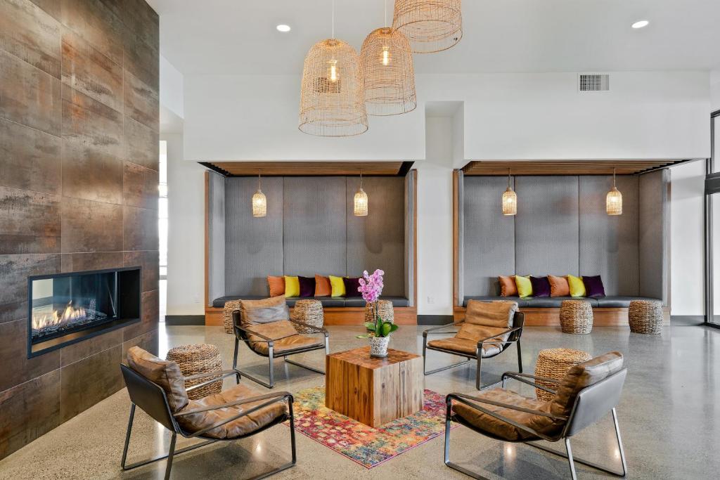 Posezení v ubytování Hotel Indigo Seattle Everett Waterfront Place by IHG