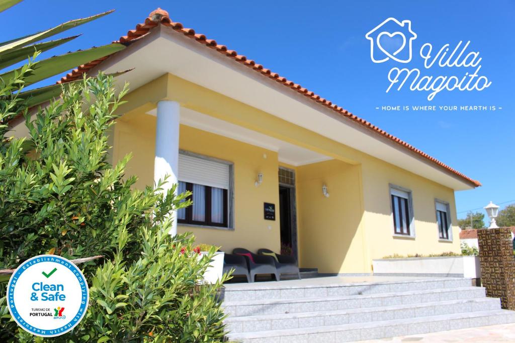 een villa met uitzicht op het huis bij Villa Magoito in Sintra