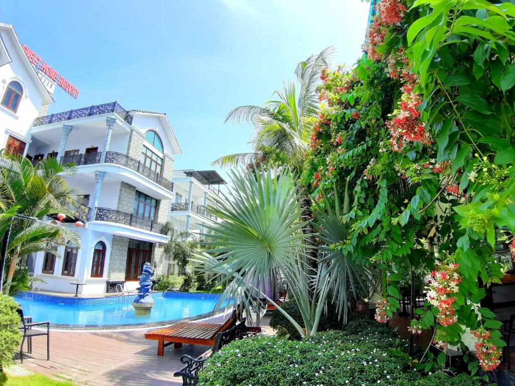 un gran edificio blanco con piscina y plantas en Phu Quoc Hotel en Phu Quoc