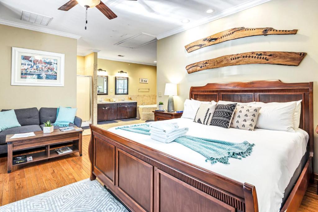 una camera con un grande letto e un divano di Island Nest a Charleston