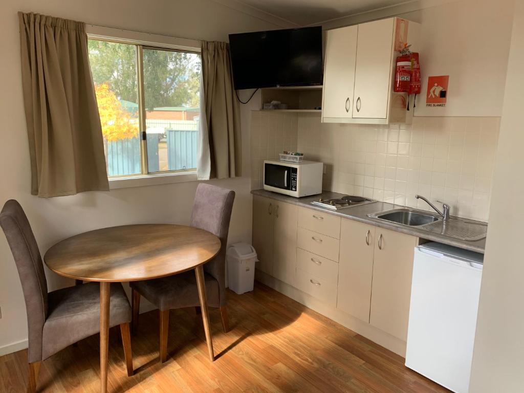 Kuchyň nebo kuchyňský kout v ubytování Horsham Riverside Caravan Park