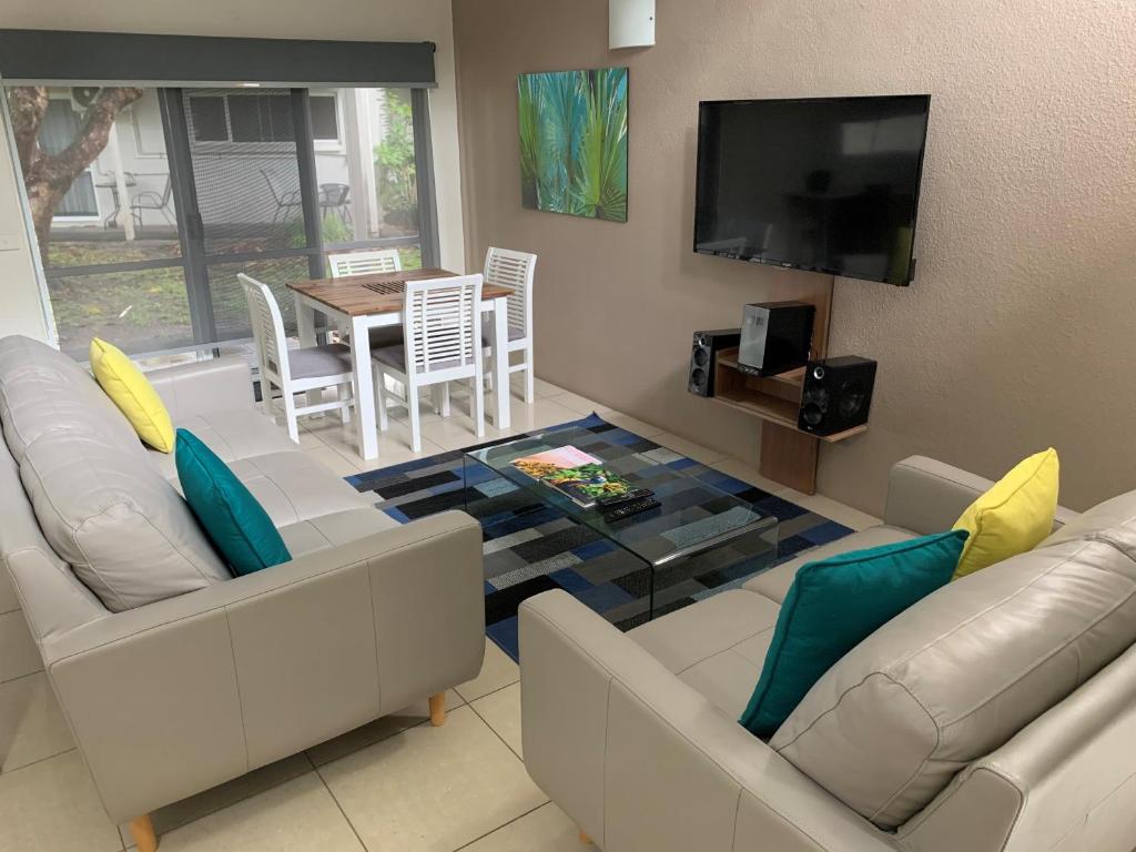 TV a/nebo společenská místnost v ubytování Reef Resort Villas Port Douglas