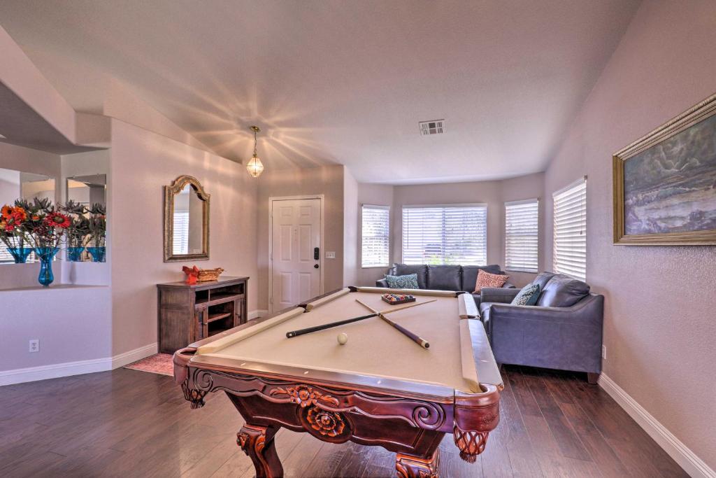 Istumisnurk majutusasutuses Henderson Home with Pool and Mountain, Strip Views!