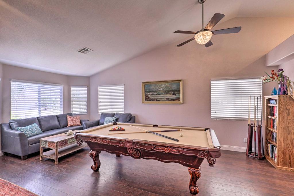Istumisnurk majutusasutuses Henderson Home with Pool and Mountain, Strip Views!