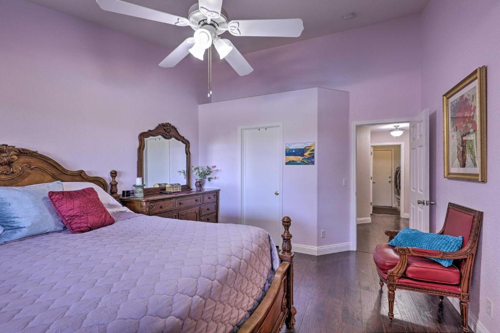 Voodi või voodid majutusasutuse Henderson Home with Pool and Mountain, Strip Views! toas