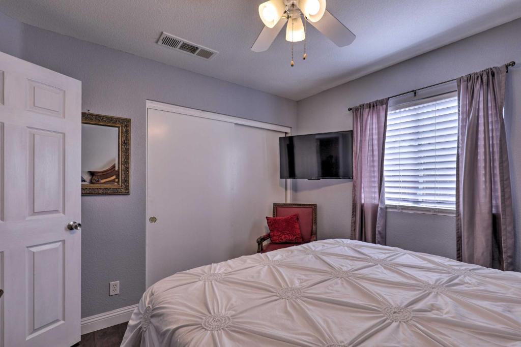 Voodi või voodid majutusasutuse Henderson Home with Pool and Mountain, Strip Views! toas