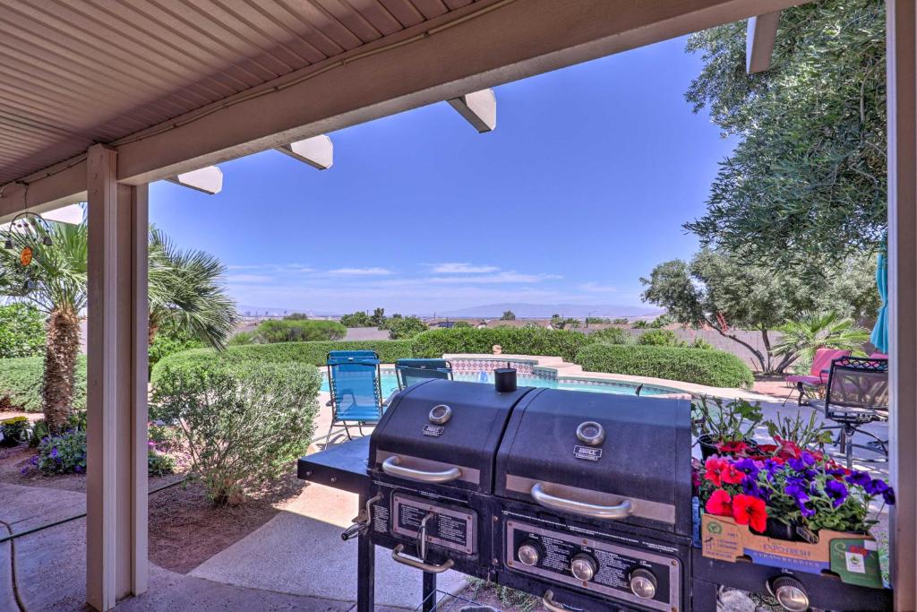 Rõdu või terrass majutusasutuses Henderson Home with Pool and Mountain, Strip Views!