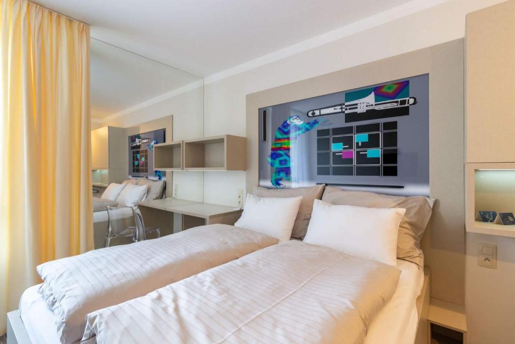 Postel nebo postele na pokoji v ubytování Smarthotel Nezvalova Archa