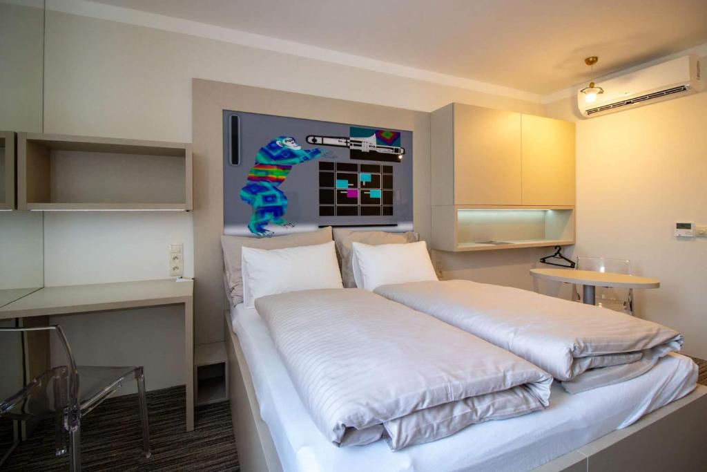 Postel nebo postele na pokoji v ubytování Smarthotel Nezvalova Archa