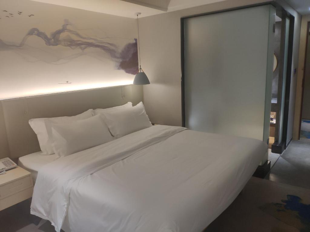 Postel nebo postele na pokoji v ubytování Shenzhen Yanan Hotel