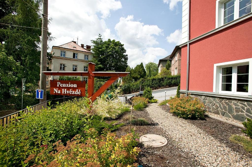 una señal para un jardín frente a un edificio en Penzion Na Hvězdě, en Ústí nad Labem