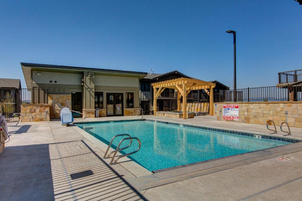 Bazén v ubytovaní Park City Family Retreats at The Canyons alebo v jeho blízkosti
