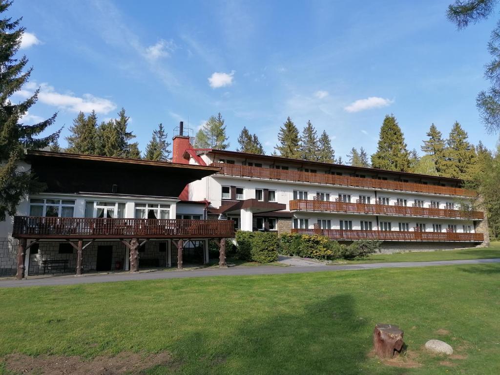 ein großes Gebäude mit Rasen davor in der Unterkunft Hotel Spojar in Žiar