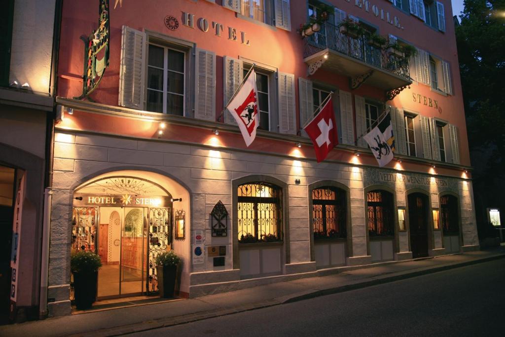 un magasin devant un bâtiment dans une rue la nuit dans l'établissement Hotel Stern Chur, à Coire