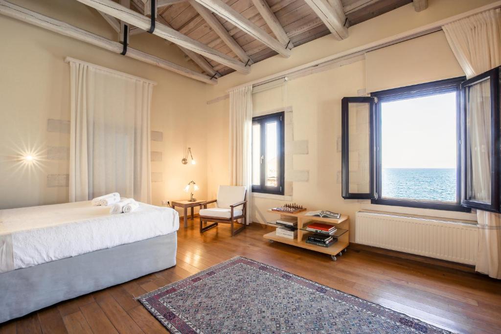- une chambre avec un lit et une grande fenêtre dans l'établissement Loft Chania, à La Canée
