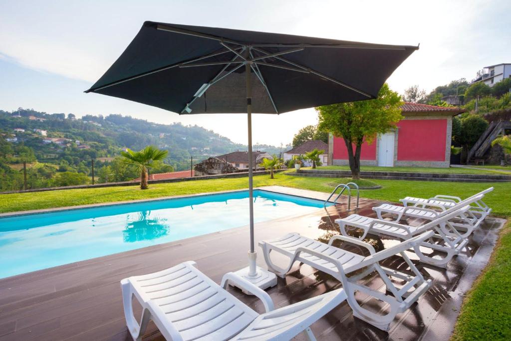 Bassenget på eller i nærheten av 3 bedrooms villa with private pool enclosed garden and wifi at Sobradelo da Goma