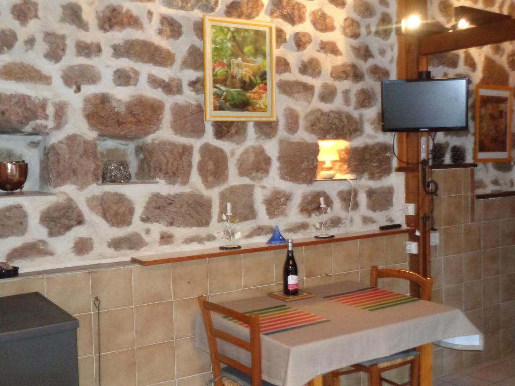 MeyrasにあるLa Tina, Les Faïsses & La Bessesの石壁のテーブル