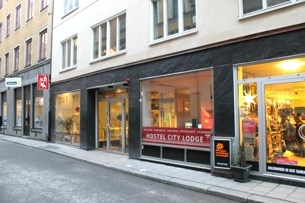 una fila de tiendas en una calle de la ciudad en City Lodge Stockholm en Estocolmo