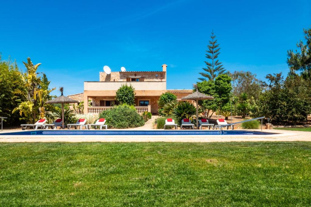dom z trawnikiem przed budynkiem w obiekcie Finca SON PERIS by Mallorca Villa Selection w mieście Felanitx
