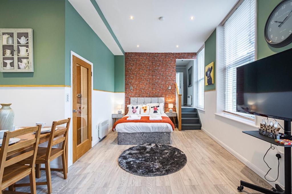 sypialnia z łóżkiem i telewizorem w pokoju w obiekcie Majestic Modern Flat in the heart of London w Londynie