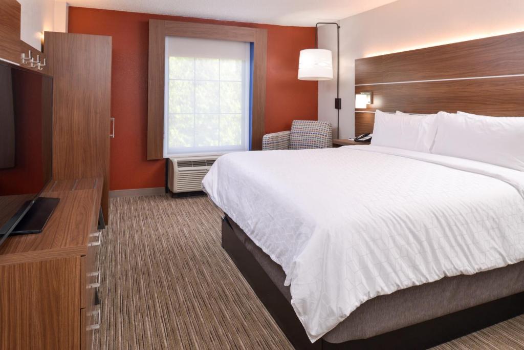 Holiday Inn Express Towson- Baltimore North, an IHG Hotel tesisinde bir odada yatak veya yataklar