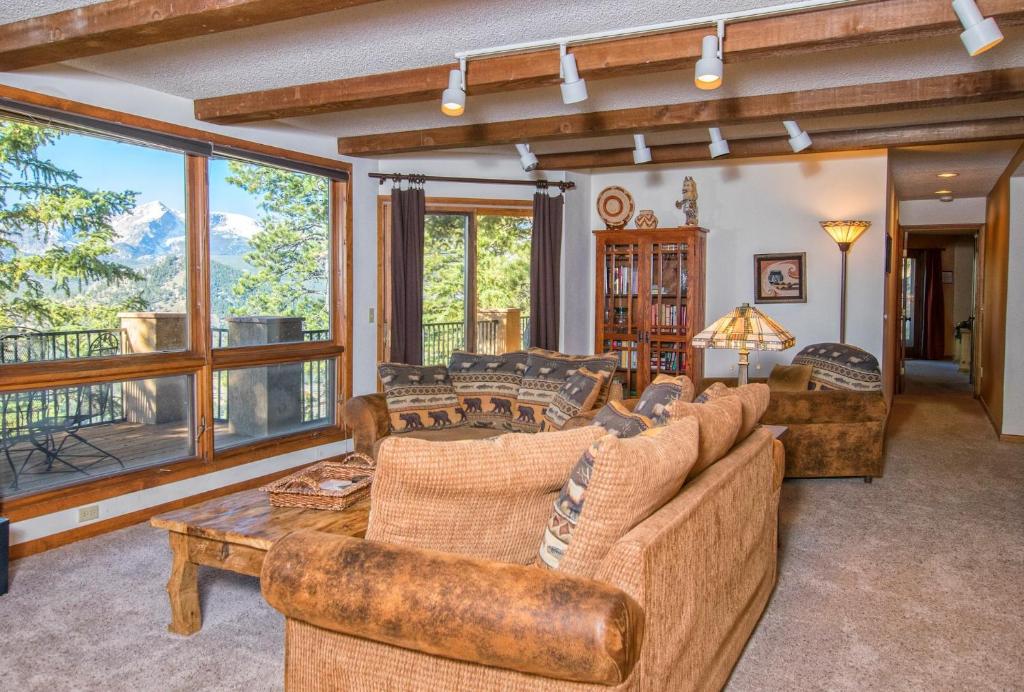 un salon avec des canapés et une table dans l'établissement Cedar Lower Condominium 2 Bedroom condo, à Estes Park