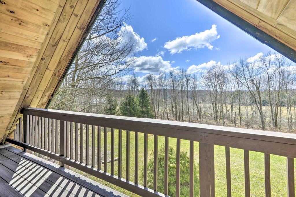 - une vue depuis le balcon d'une cabine dans l'établissement Secluded Pleasant Mount Cabin with Deck and Fireplace!, à Pleasant Mount